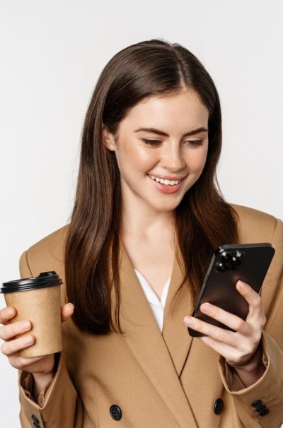 portrait-saleswoman-corporate-woman-drinking-takeaway-coffee-reading-smartphone-looking-mo_1258-87651